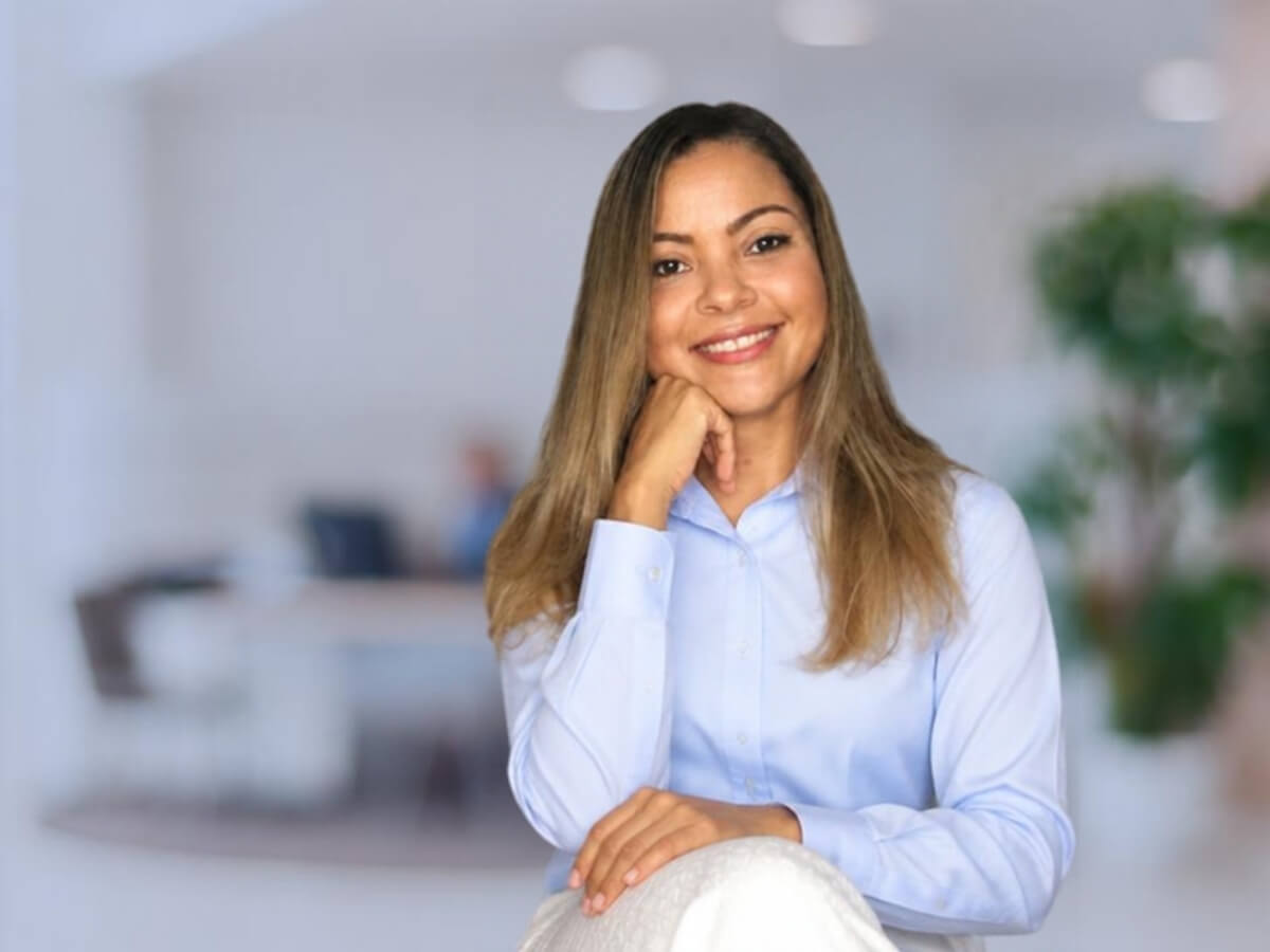 Empresaria descubriendo cómo optimizar su modelo de negocio con Gestionamos Consultoría